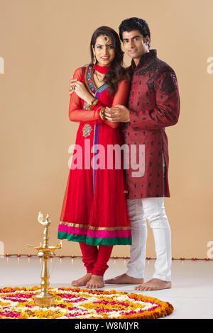 Jeune couple Standing together and smiling Banque D'Images