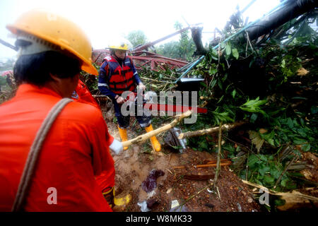 Yangon, Myanmar. 10 août, 2019. Les opérations de nettoyage sont réalisées après le glissement de terrain de la mousson Paung Township, l'État Môn, Myanmar, 10 août 2019. Nombre de décès causés par la mousson vendredi était passé à 29 glissement jusqu'à présent dans mon état, selon les derniers chiffres publiés par le Département des services d'incendie du Myanmar le samedi. Causées par de fortes pluies de mousson, Paung, Mawlamyine, Mudon, Thanbyuzayat, Kyaikmaraw, Ye townships ont été inondés. Credit : U Aung/Xinhua/Alamy Live News Banque D'Images