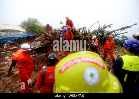 Yangon, Myanmar. 10 août, 2019. Les opérations de nettoyage sont réalisées après le glissement de terrain de la mousson Paung Township, l'État Môn, Myanmar, 10 août 2019. Nombre de décès causés par la mousson vendredi était passé à 29 glissement jusqu'à présent dans mon état, selon les derniers chiffres publiés par le Département des services d'incendie du Myanmar le samedi. Causées par de fortes pluies de mousson, Paung, Mawlamyine, Mudon, Thanbyuzayat, Kyaikmaraw, Ye townships ont été inondés. Credit : U Aung/Xinhua/Alamy Live News Banque D'Images