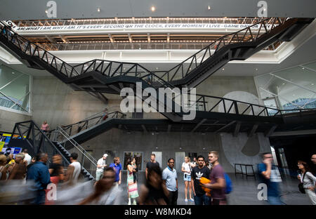 Herzogenaurach, Allemagne. 09Th Aug 2019. Vue de l'intérieur de l'immeuble de bureaux "Arena" de la fabricant d'articles de sport adidas. Peu avant son 70e anniversaire, le plus grand groupe sportif a célébré l'ouverture d'un nouveau bâtiment principal à son siège à Herzogenaurach. 2100 du 57 0000 Adidas employés dans le monde travaillent dans le siège. Crédit : Daniel Karmann/dpa/Alamy Live News Banque D'Images