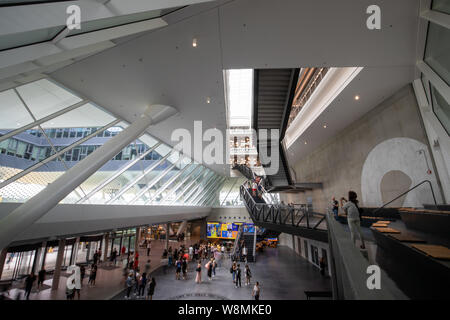 Herzogenaurach, Allemagne. 09Th Aug 2019. Vue de l'intérieur de l'immeuble de bureaux "Arena" de la fabricant d'articles de sport adidas. Peu avant son 70e anniversaire, le plus grand groupe sportif a célébré l'ouverture d'un nouveau bâtiment principal à son siège à Herzogenaurach. 2100 du 57 0000 Adidas employés dans le monde travaillent dans le siège. Crédit : Daniel Karmann/dpa/Alamy Live News Banque D'Images