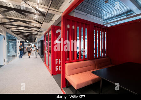 Herzogenaurach, Allemagne. 09Th Aug 2019. Vue de l'intérieur de l'immeuble de bureaux "Arena" de la fabricant d'articles de sport adidas. Peu avant son 70e anniversaire, le plus grand groupe sportif a célébré l'ouverture d'un nouveau bâtiment principal à son siège à Herzogenaurach. 2100 du 57 0000 Adidas employés dans le monde travaillent dans le siège. Crédit : Daniel Karmann/dpa/Alamy Live News Banque D'Images