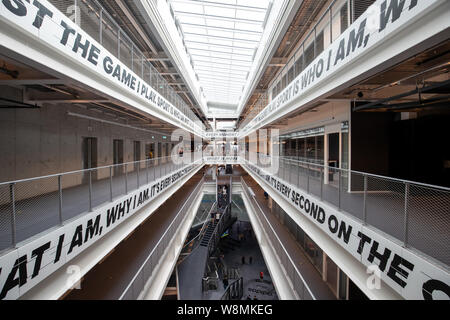 Herzogenaurach, Allemagne. 09Th Aug 2019. Vue de l'intérieur de l'immeuble de bureaux "Arena" de la fabricant d'articles de sport adidas. Peu avant son 70e anniversaire, le plus grand groupe sportif a célébré l'ouverture d'un nouveau bâtiment principal à son siège à Herzogenaurach. 2100 du 57 0000 Adidas employés dans le monde travaillent dans le siège. Crédit : Daniel Karmann/dpa/Alamy Live News Banque D'Images