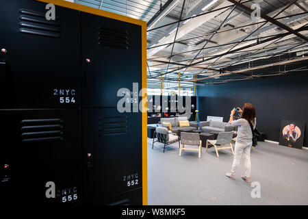 Herzogenaurach, Allemagne. 09Th Aug 2019. Vue de l'intérieur de l'immeuble de bureaux "Arena" de la fabricant d'articles de sport adidas. Peu avant son 70e anniversaire, le plus grand groupe sportif a célébré l'ouverture d'un nouveau bâtiment principal à son siège à Herzogenaurach. 2100 du 57 0000 Adidas employés dans le monde travaillent dans le siège. Crédit : Daniel Karmann/dpa/Alamy Live News Banque D'Images