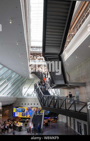 Herzogenaurach, Allemagne. 09Th Aug 2019. Vue de l'intérieur de l'immeuble de bureaux "Arena" de la fabricant d'articles de sport adidas. Peu avant son 70e anniversaire, le plus grand groupe sportif a célébré l'ouverture d'un nouveau bâtiment principal à son siège à Herzogenaurach. 2100 du 57 0000 Adidas employés dans le monde travaillent dans le siège. Crédit : Daniel Karmann/dpa/Alamy Live News Banque D'Images