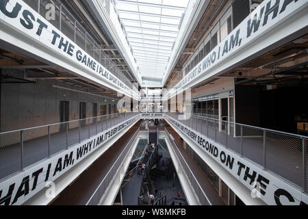 Herzogenaurach, Allemagne. 09Th Aug 2019. Vue de l'intérieur de l'immeuble de bureaux "Arena" de la fabricant d'articles de sport adidas. Peu avant son 70e anniversaire, le plus grand groupe sportif a célébré l'ouverture d'un nouveau bâtiment principal à son siège à Herzogenaurach. 2100 du 57 0000 Adidas employés dans le monde travaillent dans le siège. Crédit : Daniel Karmann/dpa/Alamy Live News Banque D'Images