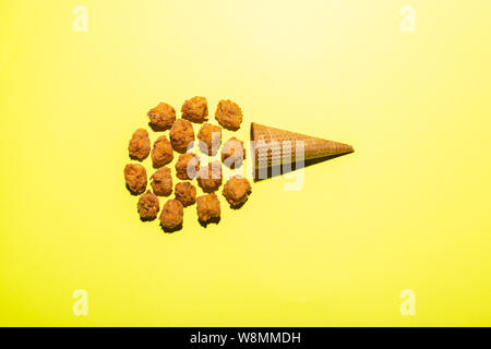 La crème glacée faite de morceaux de poulet et vaffle cône. Photo mise à plat. Banque D'Images