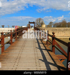 Pont-levis en bois d'accès Château de Sully dans la vallée de la Loire, France Banque D'Images