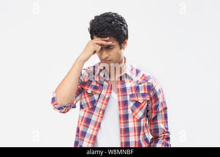 Jeune homme souffrant de maux de tête Banque D'Images