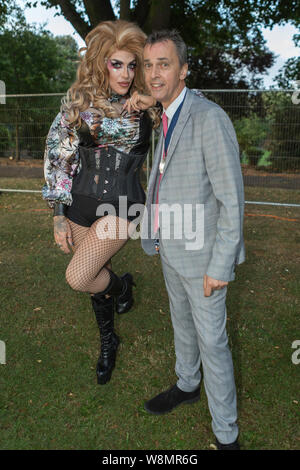 Priory Park, Southend on Sea, Royaume-Uni. 9 Août, 2019. Adjoint au Maire de Southend, Mark Flewitt, avec Shyanne Oshea. Profitez du début de fêtards la semaine du carnaval w Banque D'Images