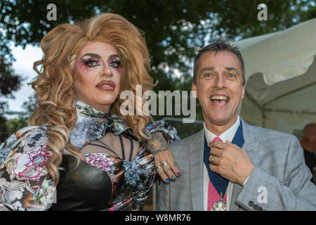 Priory Park, Southend on Sea, Royaume-Uni. 9 Août, 2019. Adjoint au Maire de Southend, Mark Flewitt, avec Shyanne Oshea. Profitez du début de fêtards la semaine du carnaval w Banque D'Images