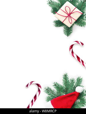 Composition de Noël. Sapin de Noël, cadeaux, chapeau et douce béquille sur fond blanc. L'hiver, Noël, nouvel an concept. Mise à plat, vue du dessus, copiez sp Banque D'Images