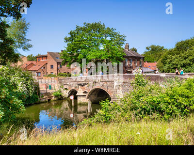 29 Juin 2019 : Norwich, Norfolk, UK - Pont l'évêque, dont l'original a été construit en 1340, enjambant la rivière Wensum, sur une belle journée d'été, claire bl Banque D'Images