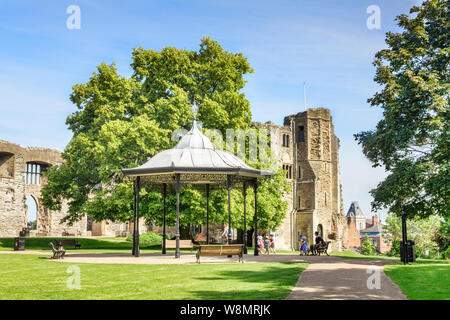 4 Juillet 2019 : Newark on Trent, Dorset, UK - Le château du 12ème siècle et de jardins, et le kiosque à musique, avec une partie des enfants éloignés sur une visi Banque D'Images