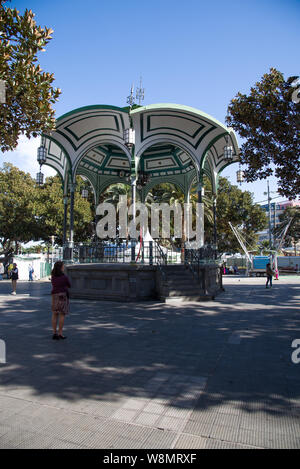 Las Palmas, Gran Canaria, Espagne - 31 Décembre, 2017. Belle décoration kiosque dans le parc de San Telmo sur une journée ensoleillée Banque D'Images