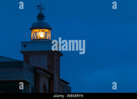 Lanterne du phare de San Vicente de la Barquera qui se déchit dans l'obscurité. Cantabrie, Espagne Banque D'Images