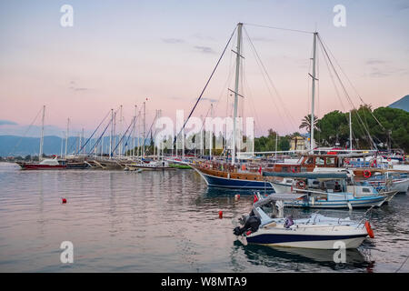 Location de bateaux à marina à Fethiye, côte méditerranéenne, Turquie Banque D'Images