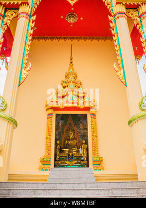 Statue de Bouddha voir à travers la porte du temple. Généralité en Thaïlande, n'importe quel type d'art décorée dans église, temple bouddhiste, temple du pavillon Hall, mo Banque D'Images