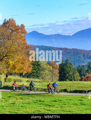 Sur le chemin d'un vélo en pré-Alpes en Haute-Bavière Banque D'Images