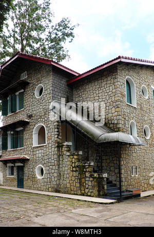 L'architecture française incroyable de l'ancienne maison en pierre avec fenêtre en bois vert et porte, mur de pierre extérieur de la villa lien pour l'histoire, Da Lat, Viet Nam Banque D'Images