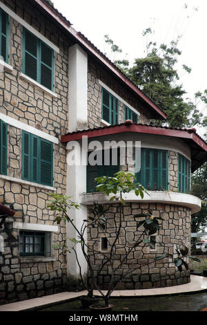 L'architecture française incroyable de l'ancienne maison en pierre avec fenêtre en bois vert et porte, mur de pierre extérieur de la villa lien pour l'histoire, Da Lat, Viet Nam Banque D'Images