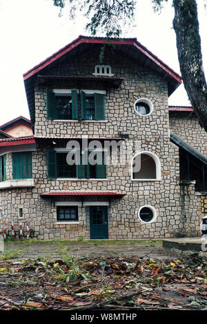 L'architecture française incroyable de l'ancienne maison en pierre avec fenêtre en bois vert et porte, mur de pierre extérieur de la villa lien pour l'histoire, Da Lat, Viet Nam Banque D'Images