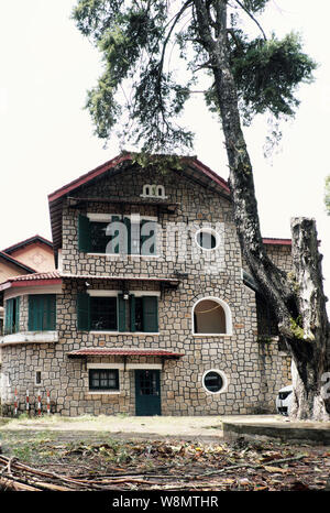 L'architecture française incroyable de l'ancienne maison en pierre avec fenêtre en bois vert et porte, mur de pierre extérieur de la villa lien pour l'histoire, Da Lat, Viet Nam Banque D'Images