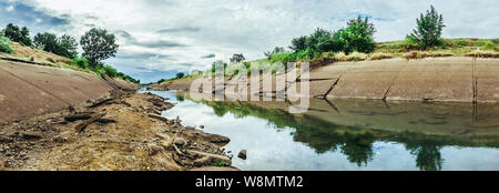 Canal d'irrigation dans la région de mur de béton Envoyer l'eau du réservoir de la région agricole de l'agriculteur qu'​​The est sec dans la saison des pluies de la Thaïlande. Banque D'Images