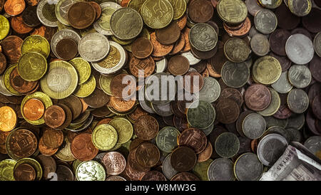 Pile de pièces de monnaie de différents pays Banque D'Images