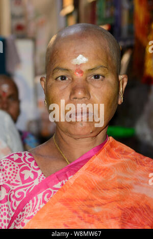 Portrait d'une femme indienne avec sa tête rasée pour un pèlerinage à Varanasi, Uttar Pradesh, Inde, Asie du Sud. Également connu sous le nom de Bénarès, Benares Banque D'Images