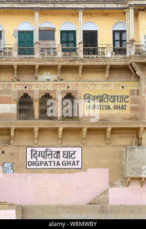 (Digpatia Digpatiya) Ghat sur les rives du Gange à Varanasi, Uttar Pradesh, Inde, Asie du Sud. Banque D'Images