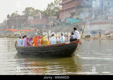 Pèlerins indiens profitez d'une balade en bateau sur le Gange à Varanasi, Uttar Pradesh, Inde, Asie du Sud. Également connu sous le nom de Bénarès, Bénarès et Kashi. Banque D'Images