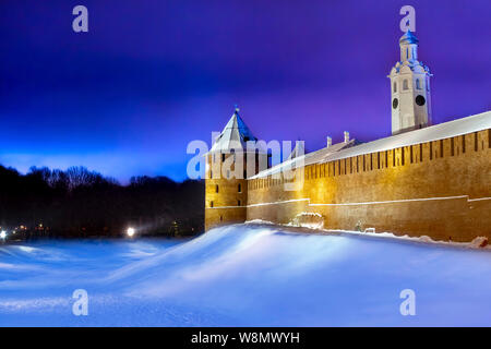 Veliky Novgorod, Russie, 29.12.2018. Novgorod Kremlin dans la soirée en hiver. Banque D'Images