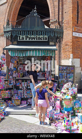 Cremona, Italie. D'un kiosque situé dans la Piazza del située dans le coeur de la ville, avec des magazines et des jouets de répandre sur le trottoir. Banque D'Images