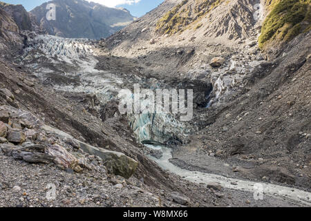 Randonnée à travers le paysage aride et accidenté qui mène à la tête de Franz Josef Glacier en Nouvelle-Zélande personne dans l'image Banque D'Images