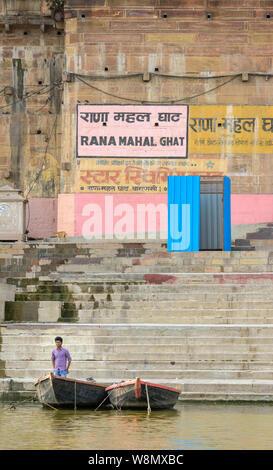 Rana Mahal Ghat sur les rives du Gange à Varanasi, Uttar Pradesh, Inde, Asie du Sud. Également connu sous le nom de Bénarès, Bénarès et Kashi. Banque D'Images