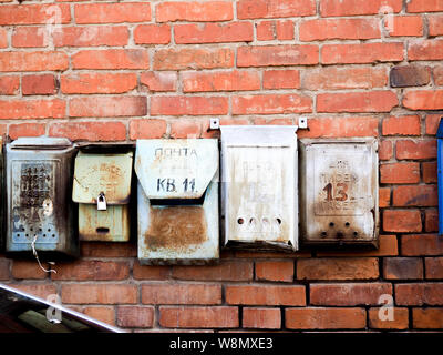 Boîtes aux lettres russes à l'ancienne sur le mur en stuc. Banque D'Images