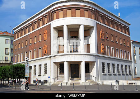 Logement élégant édifice de quatre étages des bureaux gouvernementaux dans le style fasciste ou rationnelle, de brique rouge et de pierre blanche à Mantoue, Italie Banque D'Images