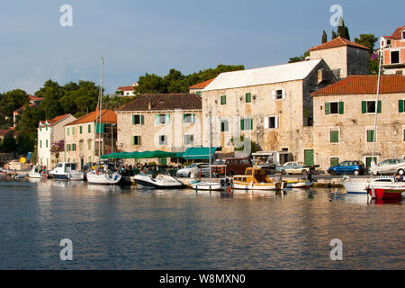 Maisons en pierre typiques de la méditerranée à Supetar sur l'île de Brac en Croatie Banque D'Images