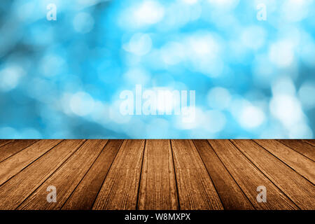 Table en bois avec vide bokeh bleu clair Banque D'Images