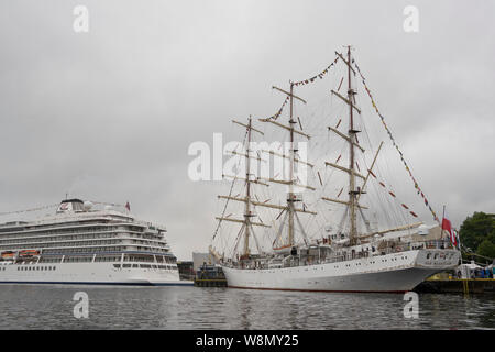 À côté d'un navire de croisière au port de Bergen en Norvège dans les préparatifs de la Tall Ships Races, attirer une flotte de 70 navires provenant de 20 pays. Être Banque D'Images