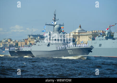 ST. PETERSBURG, RUSSIE - 25 juillet 2019 : La petite fusée Sovetsk (projet 22800, Karakurt) sur un défilé en l'honneur de la Journée de la Marine Banque D'Images