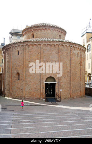 La Rotonda di S Lorenzo, une petite église, circulaire en plan, construit de brique, à la fin du xie C dans le style roman lombard, à Mantoue, Italie Banque D'Images