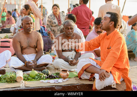 Un saint homme hindou (sadhu ou saddhu) offre une orientation spirituelle pour les pèlerins sur les rives de la rivière Ganges, Varanasi, Uttar Pradesh, Inde, Asie du Sud Banque D'Images