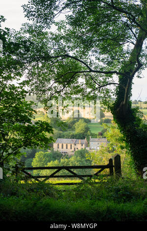 La porte en face de Naunton village en été, Naunton, Cotswolds, Gloucestershire, Angleterre Banque D'Images