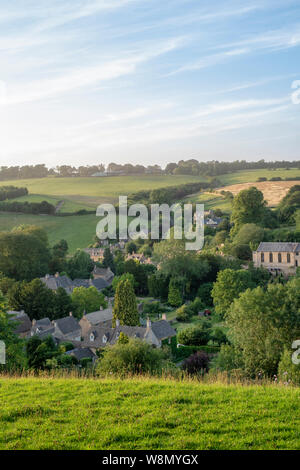 À plus de Naunton village le soir lumière d'été. Naunton, Cotswolds, Gloucestershire, Angleterre Banque D'Images