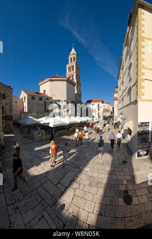 Vue depuis la porte d'argent sur la cathédrale saint Domnius et Peristil, Split, Croatie Banque D'Images