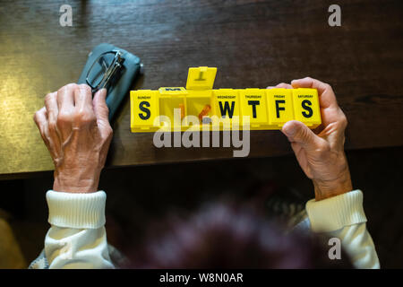 Senior woman prendre des pilules de fort. Les soins de santé et de vieillesse concept avec des médicaments. Les médicaments sur la table. Banque D'Images