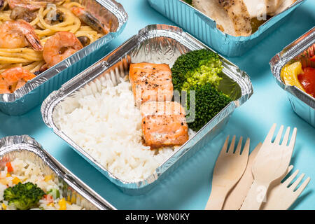 Concept de fourniture de produits alimentaires - dîner santé dans des boîtes. Banque D'Images