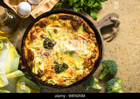 La Frittata avec de la saucisse et les légumes dans la poêle. Banque D'Images